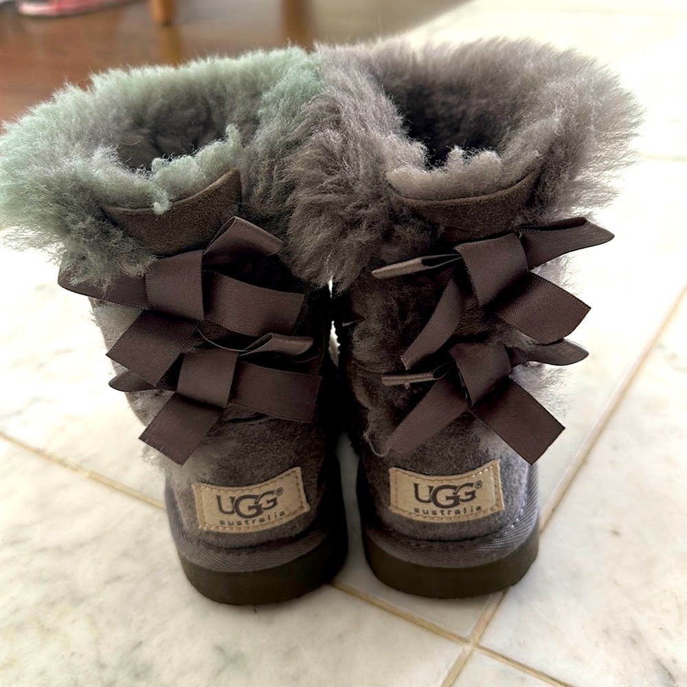 Uggs for girls. Toddler size 8. Grey